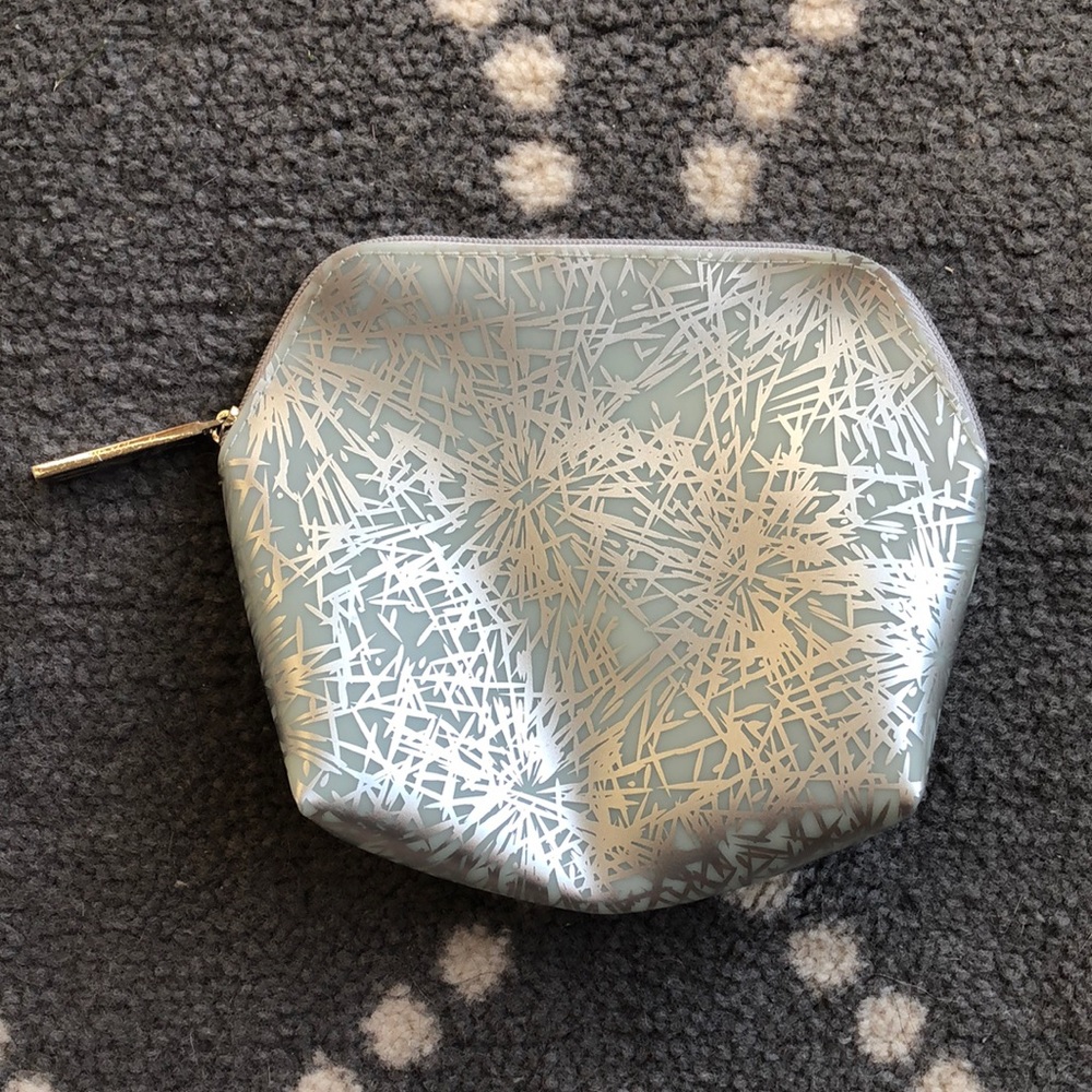 💗(MAC) Little Metallic Silver Makeup Bag